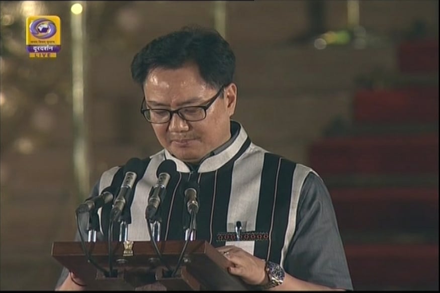 #LIVE பிரதமராக பதவியேற்றார் மோடி - அமைச்சரவையில் இடம் பெற்றவர்களின் பட்டியல்!