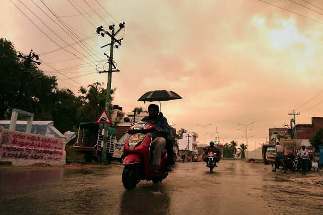 தமிழகத்தில் சூறாவளி காற்றுடன் கனமழை பெய்யக்கூடும் - வானிலை மையம்