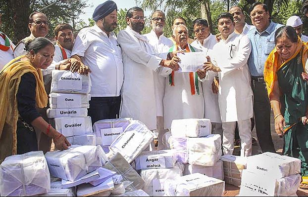 பாஜக தலைவரின் பொய் குற்றச்சாட்டு-வீட்டு முன்பு கட்டுக்கட்டாக ஆவணங்களைக் குவித்த காங்கிரஸ்!