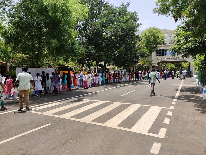 நீட் தேர்வு : பலத்த சோதனைகளுக்குப் பின்னர் அனுமதிக்கப்பட்ட மாணவர்கள்!