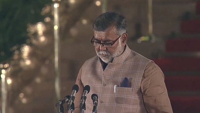 #LIVE பிரதமராக பதவியேற்றார் மோடி - அமைச்சரவையில் இடம் பெற்றவர்களின் பட்டியல்!