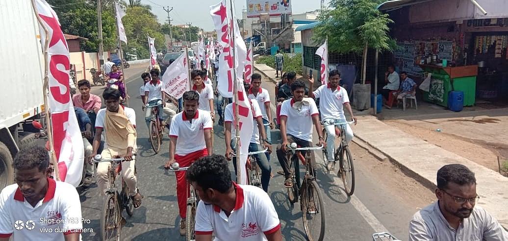 அரசு பள்ளிகளை பாதுகாக்க வலியுறுத்தி 1500கி.மீ சைக்கிள் பிரசாரம்: அசத்தும் மாணவர் சங்கம்!