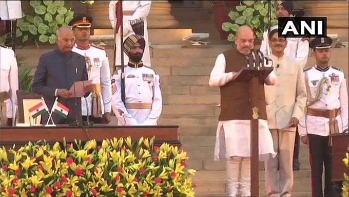 #LIVE பிரதமராக பதவியேற்றார் மோடி - அமைச்சரவையில் இடம் பெற்றவர்களின் பட்டியல்!