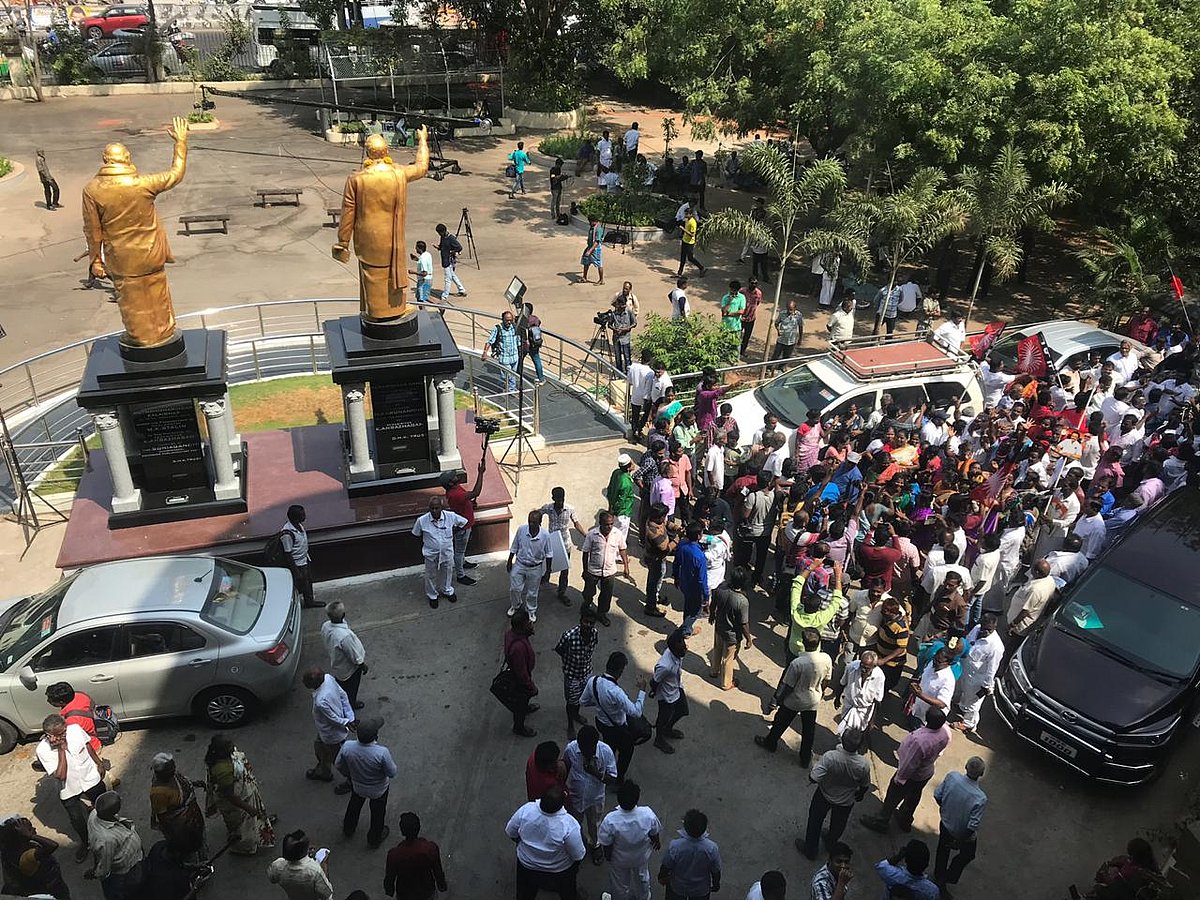 ‘என்றும் மக்களுக்காகவே நாம் ! ’  - தி.மு.க நாடாளுமன்ற உறுப்பினர்கள் கூட்டத்தில் தீர்மானம்