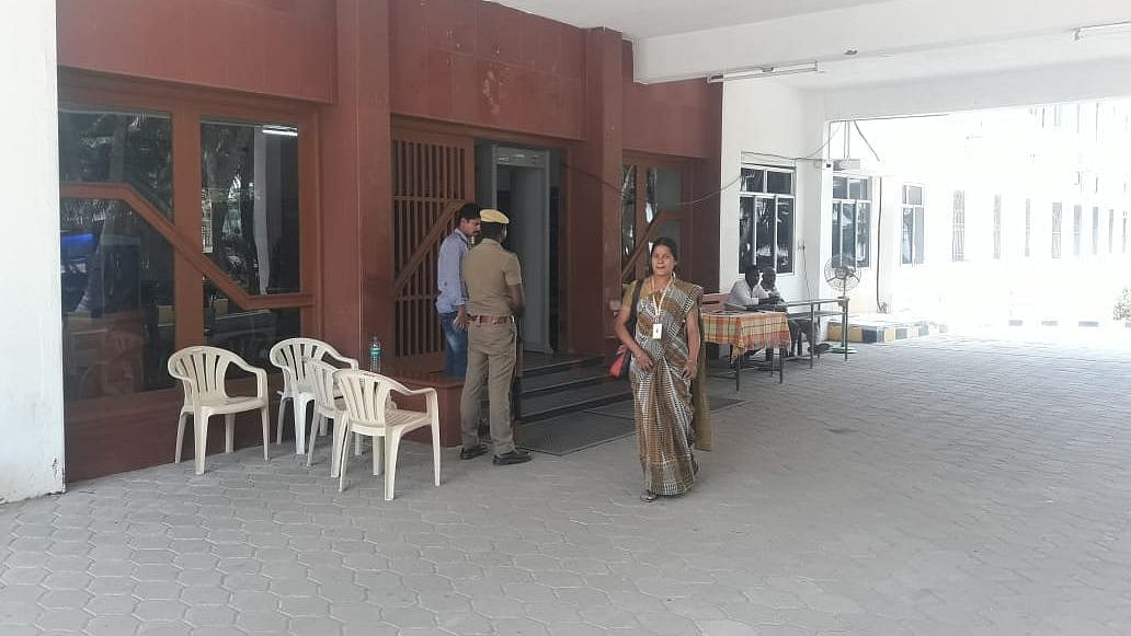 சிசிடிவி கேமரா-வில் குளறுபடி: கரூர் வேட்பாளர் ஜோதிமணி ஆவேசம்!