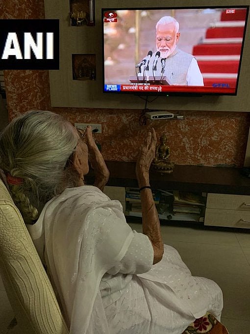 #LIVE பிரதமராக பதவியேற்றார் மோடி - அமைச்சரவையில் இடம் பெற்றவர்களின் பட்டியல்!