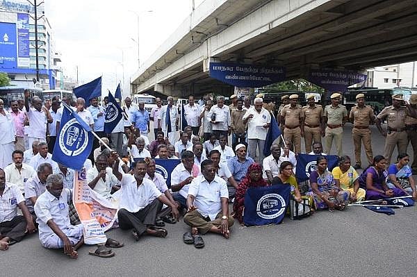 அகவிலைப்படி வழங்கக் கோரி தமிழகம் முழுவதும் அரசு ஊழியர்கள் போராட்டம்!