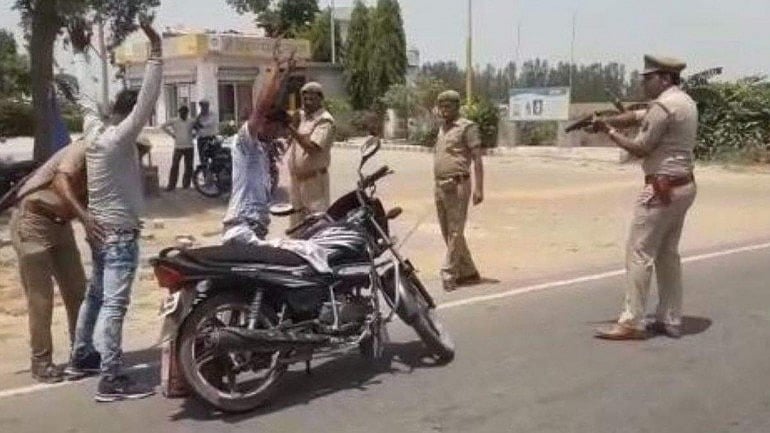 துப்பாக்கி முனையில் வாகன சோதனை : அத்துமீறும் உத்தர பிரதேச போலீசார்! (வீடியோ)