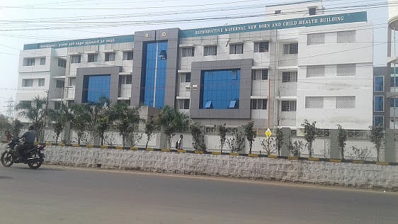 அரசு மருத்துவமனையை நம்பாமல் தனியார் மருத்துவமனையில் சிகிச்சை பெற்ற அரசு மருத்துவமனை டீன்!