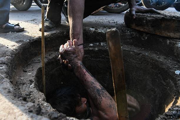 மலக்குழியில் சிக்கி இதுவரை 801 துப்புரவுப் பணியாளர்கள் மரணம் : ஆய்வில் அதிர்ச்சித் தகவல்