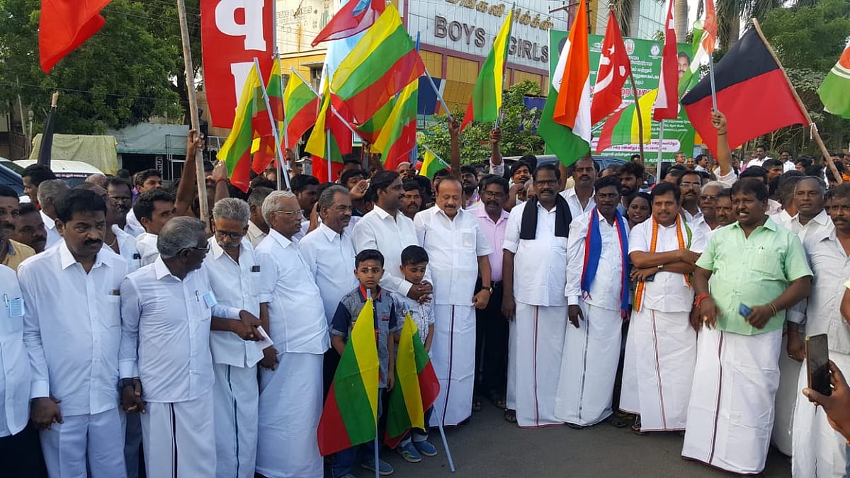 ஹைட்ரோகார்பன் திட்டத்திற்கு எதிர்ப்பு : 596 கி.மீ மாபெரும் மனித சங்கிலிப் போராட்டம்!