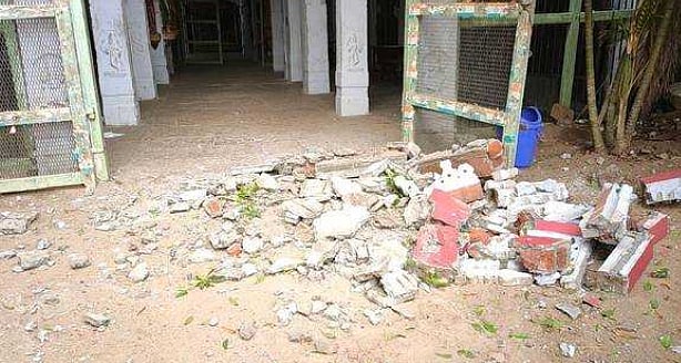 பள்ளிக்கூட பால்கனி இடிந்து விழுந்து மாணவர்கள் காயம்!