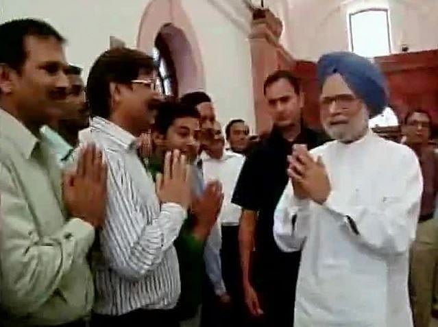 தனது அரசை விமர்சித்த மன்மோகன் சிங்கை பழிவாங்கும் மோடி? : ஊழியர்களின் எண்ணிக்கை குறைப்பு!