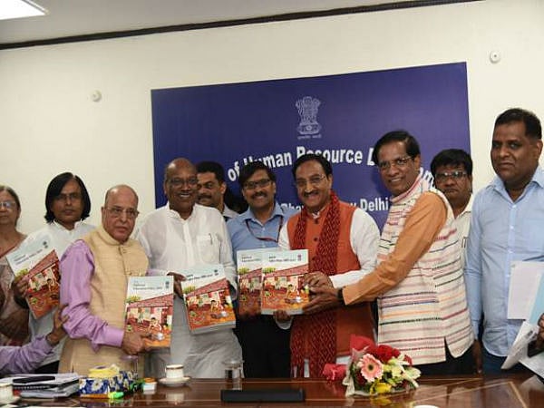 புதிய கல்விக் கொள்கையில் 'இந்தி கட்டாயம்' என்கிற வார்த்தை நீக்கம்:அடிபணிந்தது மத்திய அரசு!