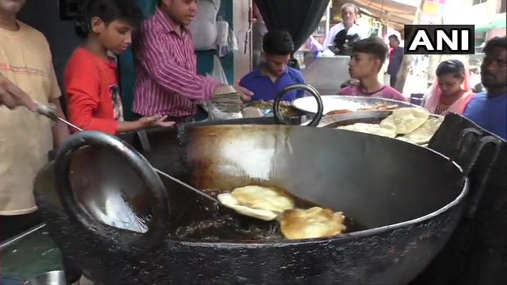 ஆண்டுக்கு ரூ.60 லட்சம் வருமானம் ஈட்டும் சமோசா வியாபாரி... மோப்பம் பிடித்த வணிக வரித்துறை!