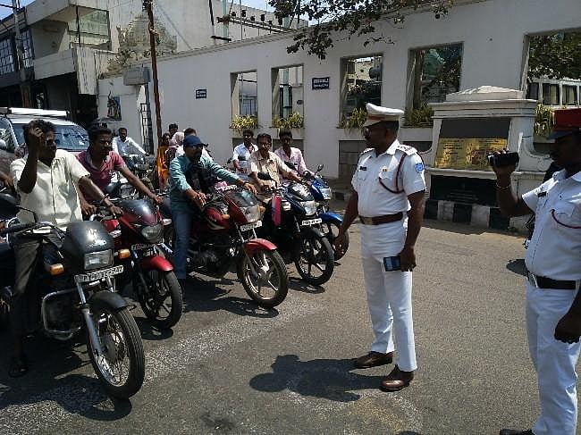 ஹெல்மெட் கட்டாயம்: போலீசார் மீது ஒழுங்கு நடவடிக்கை எடுக்க சென்னை உயர்நீதிமன்றம் ஆணை!