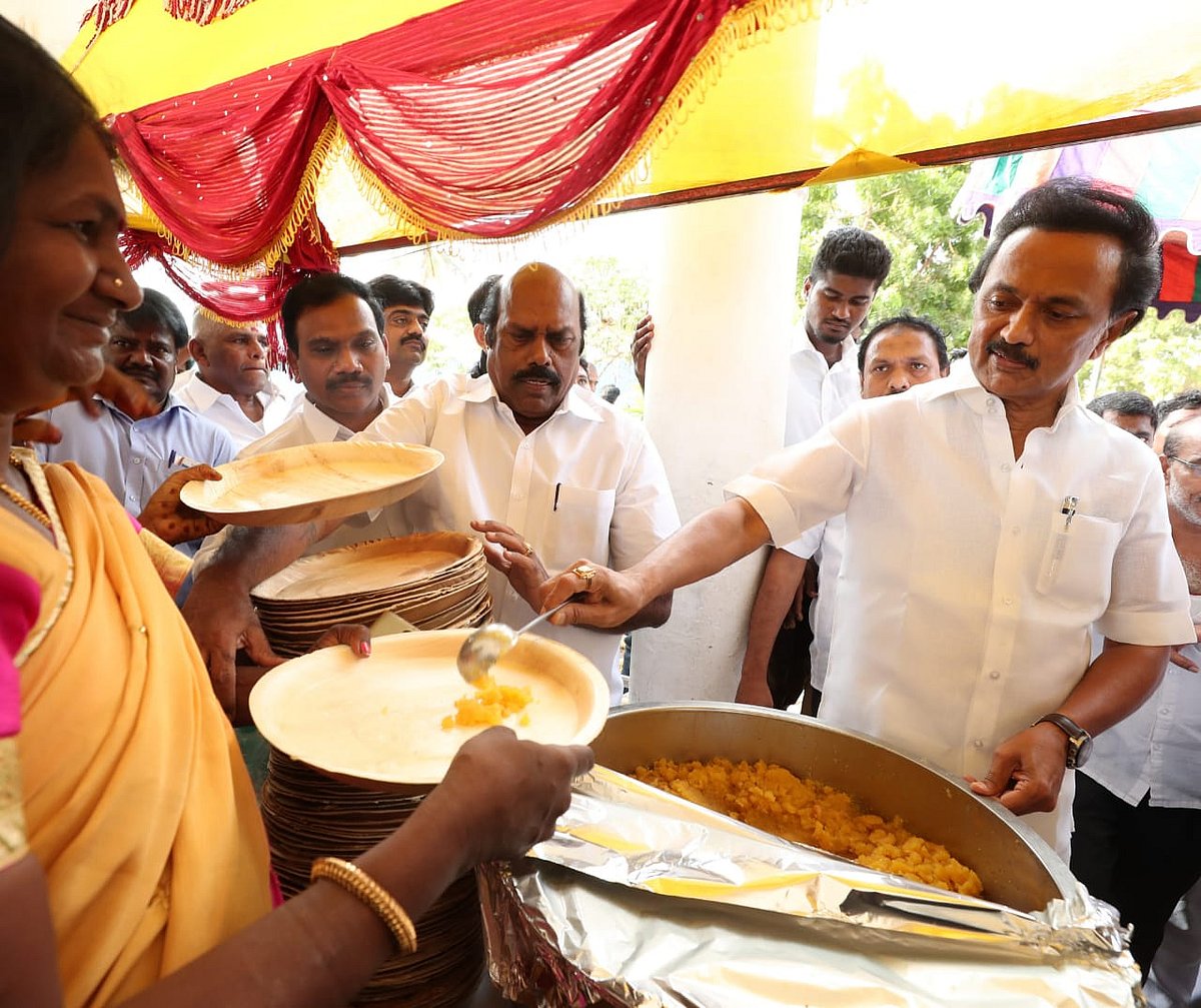 தலைவர் கலைஞரின் 96 வது பிறந்தநாள் :  தி.மு.க தலைவர் மு.க.ஸ்டாலின் மரியாதை! (ஆல்பம்)