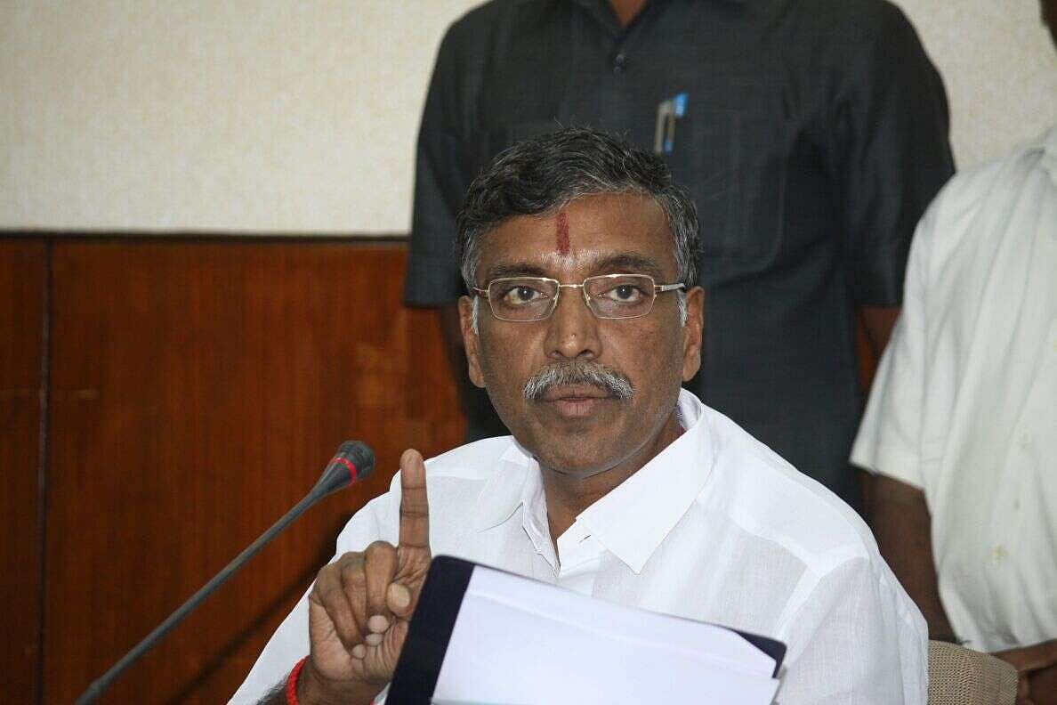 மாணவர்கள் இல்லாவிட்டால் கல்லூரிகளை மூட வேண்டியதுதான் : கல்வி அமைச்சரின் அலட்சிய பதில் !