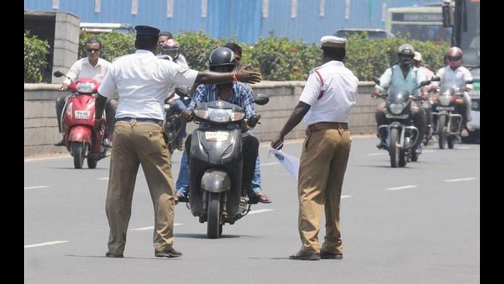 கட்டாய ஹெல்மெட் சட்டம் : உயர் நீதிமன்ற கேள்வியும்... தமிழக அரசின் பதிலும்!