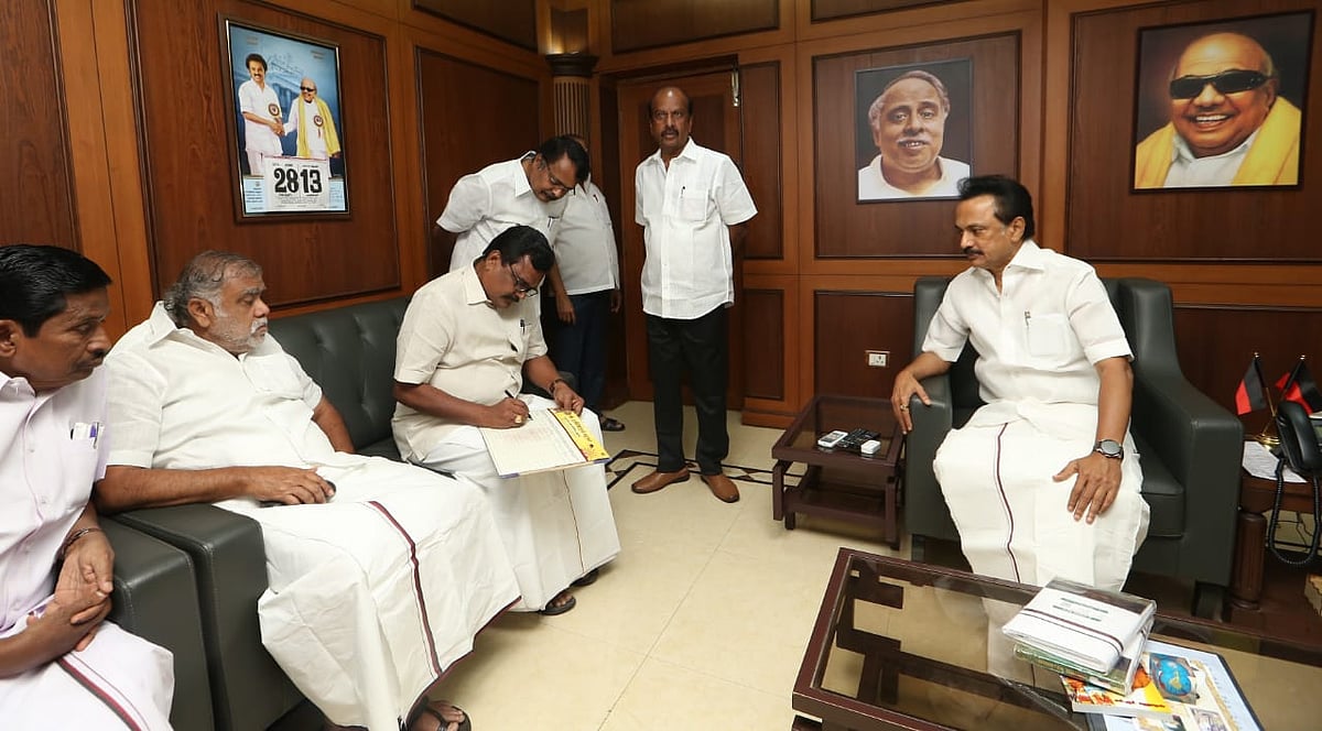 தி.மு.க-வில் இணைந்தார் முன்னாள் எம்.எல்.ஏ தங்க தமிழ்ச்செல்வன்!