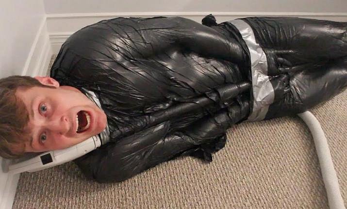 ட்ரெண்ட் ஆகிவரும் ‘Vacuum Challenge’ : ரிஸ்க் எடுக்கும் சமூக வலைதள மக்கள்!