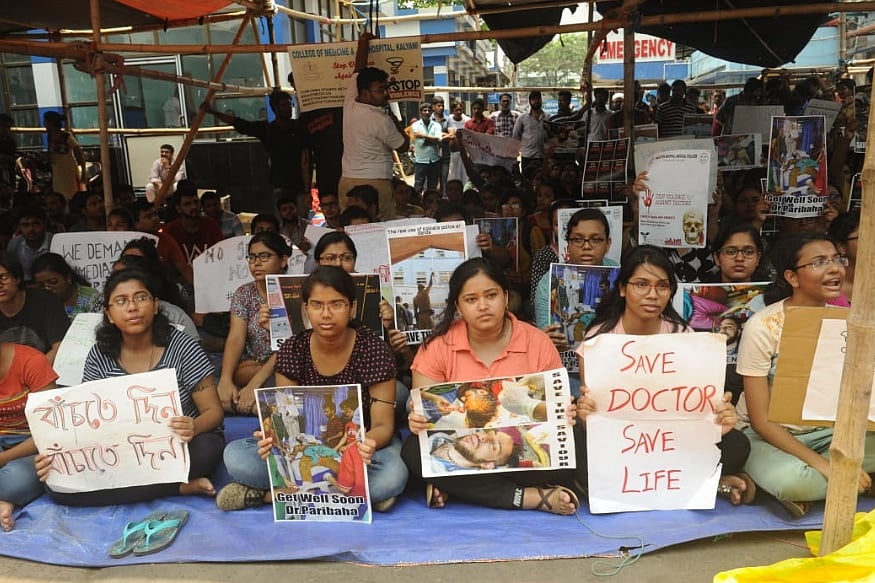 மேற்கு வங்கத்தில் மருத்துவர் தாக்கப்பட்ட விவகாரம்: நாடு முழுவதும் மருத்துவர்கள் போராட்டம்!