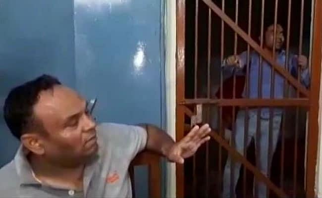 பத்திரிகையாளர் ”வாயில் சிறுநீர் கழித்து” உத்தரபிரதேச போலீசார் அராஜகம்! (வீடியோ)