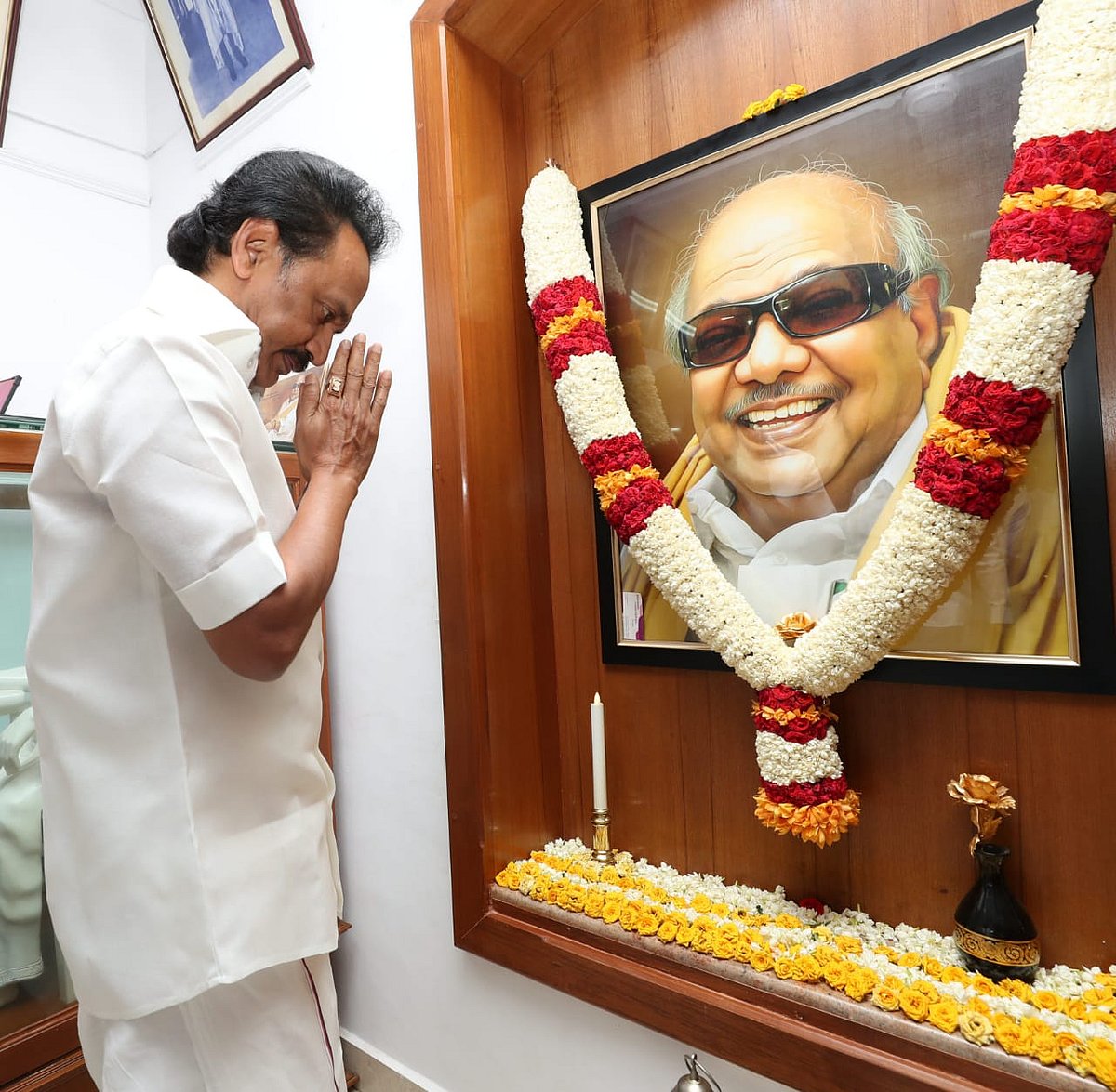 தலைவர் கலைஞரின் 96 வது பிறந்தநாள் :  தி.மு.க தலைவர் மு.க.ஸ்டாலின் மரியாதை! (ஆல்பம்)