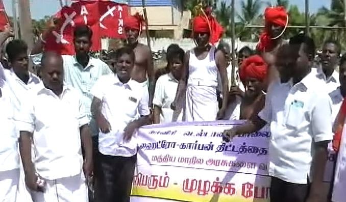 ஹைட்ரோ கார்பன் திட்டத்தை எதிர்த்து தூக்கு மாட்டிக் கொள்ளும் விவசாயிகள்? நூதன போராட்டம்!