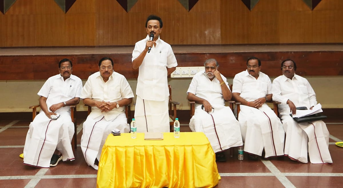 விவாதிக்கவேண்டிய முக்கிய பிரச்னைகளை ஆலோசிக்க தி.மு.க எம்.எல்.ஏ-க்கள் கூட்டம் தொடங்கியது!