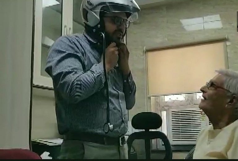 மேற்கு வங்கத்தில் மருத்துவர் தாக்கப்பட்ட விவகாரம்: நாடு முழுவதும் மருத்துவர்கள் போராட்டம்!