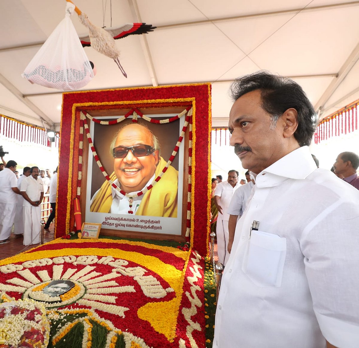 தலைவர் கலைஞரின் 96 வது பிறந்தநாள் :  தி.மு.க தலைவர் மு.க.ஸ்டாலின் மரியாதை! (ஆல்பம்)