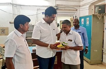 ஆய்வுக்கு வர மறுத்த அதிகாரியை தாம்பூல தட்டு வைத்து அழைத்த தி.மு.க எம்.எல்.ஏ ! 