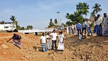 ஆய்வுக்கு வர மறுத்த அதிகாரியை தாம்பூல தட்டு வைத்து அழைத்த தி.மு.க எம்.எல்.ஏ ! 