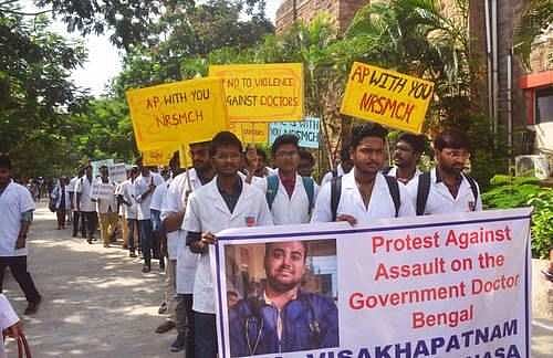 மேற்கு வங்கத்தில் மருத்துவர் தாக்கப்பட்ட விவகாரம்: நாடு முழுவதும் மருத்துவர்கள் போராட்டம்!