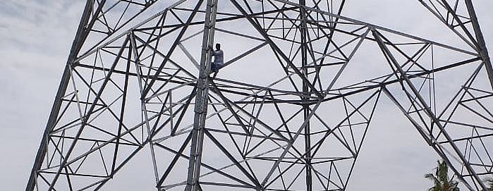 உயர்மின் அழுத்த கோபுரங்கள் அமைக்க பாஜக தீவிரம்: மின்கோபுரம் மீது ஏறி விவசாயிகள் போராட்டம்!