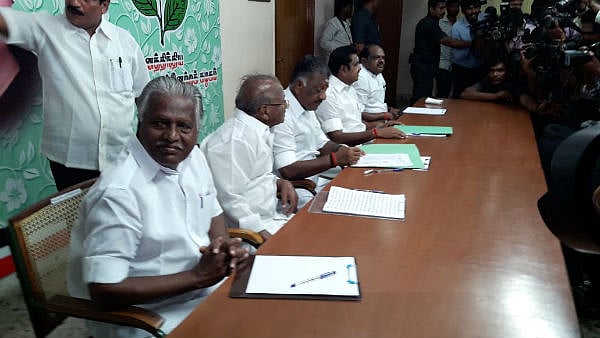 ஊடகங்களில் தேவையில்லாமல் கருத்து தெரிவிக்க கூடாது - அ.தி.மு.க கூட்டத்தில் உத்தரவு !