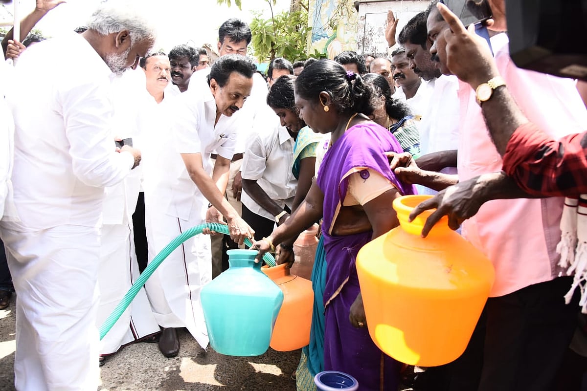 தி.மு.க சார்பில் குடிநீர் விநியோகம் : களத்தில் மு.க.ஸ்டாலின்! (Album)