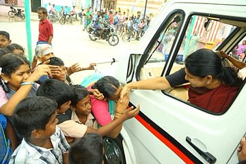 எம்.பி கனிமொழி அறிவிப்பை அடுத்து மூடப்பட்ட ஊற்றுகளில் தண்ணீர் எடுக்க அனுமதி