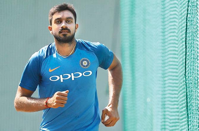 உலகக்கோப்பை 2019 : தவான், புவனேஷ்வர் குமாரை தொடர்ந்து விஜய் சங்கருக்கும் காயம் !