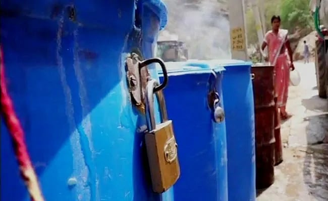 தண்ணீர் தட்டுப்பாடு எதிரொலி : குடிநீர் கேன்களுக்குப் பூட்டுப் போட்டு பாதுகாக்கும் அவலம் !