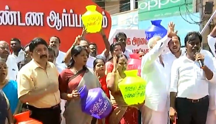 குடிநீர் கேட்டு கனிமொழி எம்.பி தலைமையில் சென்னை துறைமுகத்தில் கண்டன ஆர்ப்பாட்டம்!