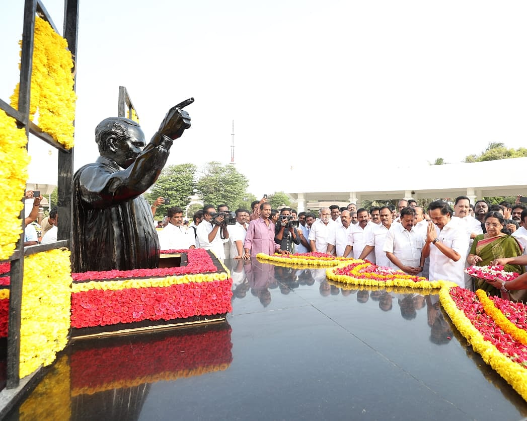 தலைவர் கலைஞரின் 96 வது பிறந்தநாள் :  தி.மு.க தலைவர் மு.க.ஸ்டாலின் மரியாதை! (ஆல்பம்)