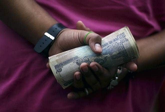 வங்கியில் இருந்து 10 லட்சத்துக்கு மேல் பணம் எடுத்தால் வரி விதிக்க மத்திய அரசு திட்டம்!