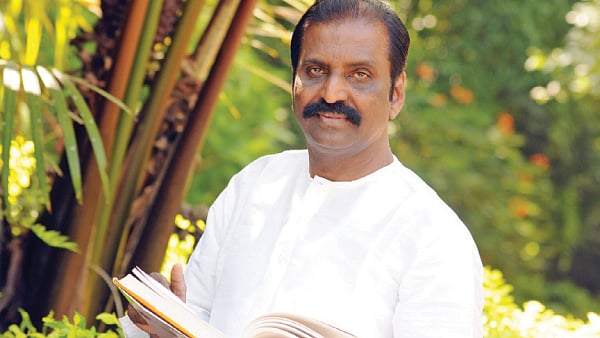 “தமிழ் மொழியை ஆட்சிமொழி ஆக்கப் பயணிப்போம்” - கவிஞர் வைரமுத்து ட்வீட் !