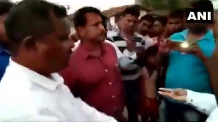 சரியாக சாலை போடாத  பொறியாளர் - தோப்புக்கரணம் போடவைத்த எம்.எல்.ஏ.! (வீடியோ)