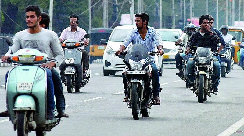 இனி ஹெல்மெட் அணியாமல் சென்றால் ஓட்டுநர் உரிமம் ரத்து, வாகனங்கள் பறிமுதல் - உயர்நீதிமன்றம் 