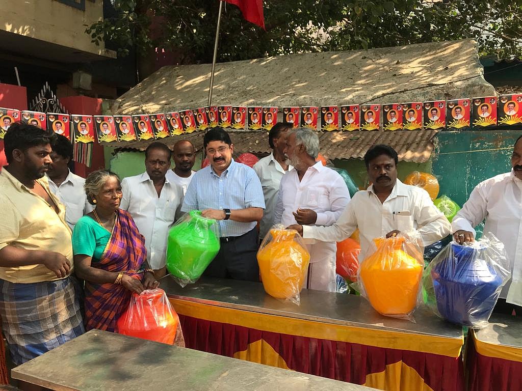 மக்களுக்கு நேரடியாக களத்தில் இறங்கி இலவச குடிநீர் வினியோகம்: அசத்தும் எம்.பி தயாநிதிமாறன்