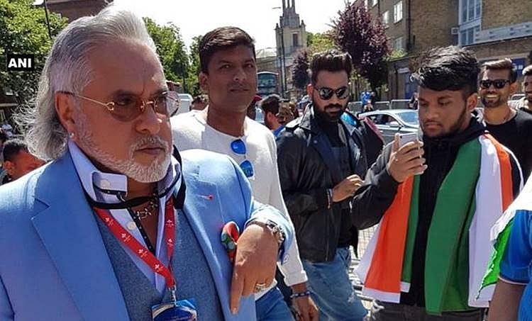 கிரிக்கெட் பார்க்கவந்த விஜய் மல்லையாவை “திருடன்” என கத்தி ஓடவைத்த இந்தியர்கள்! (வீடியோ)