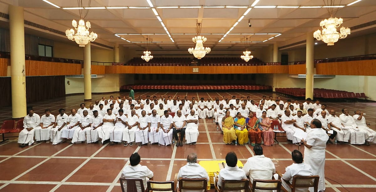 விவாதிக்கவேண்டிய முக்கிய பிரச்னைகளை ஆலோசிக்க தி.மு.க எம்.எல்.ஏ-க்கள் கூட்டம் தொடங்கியது!